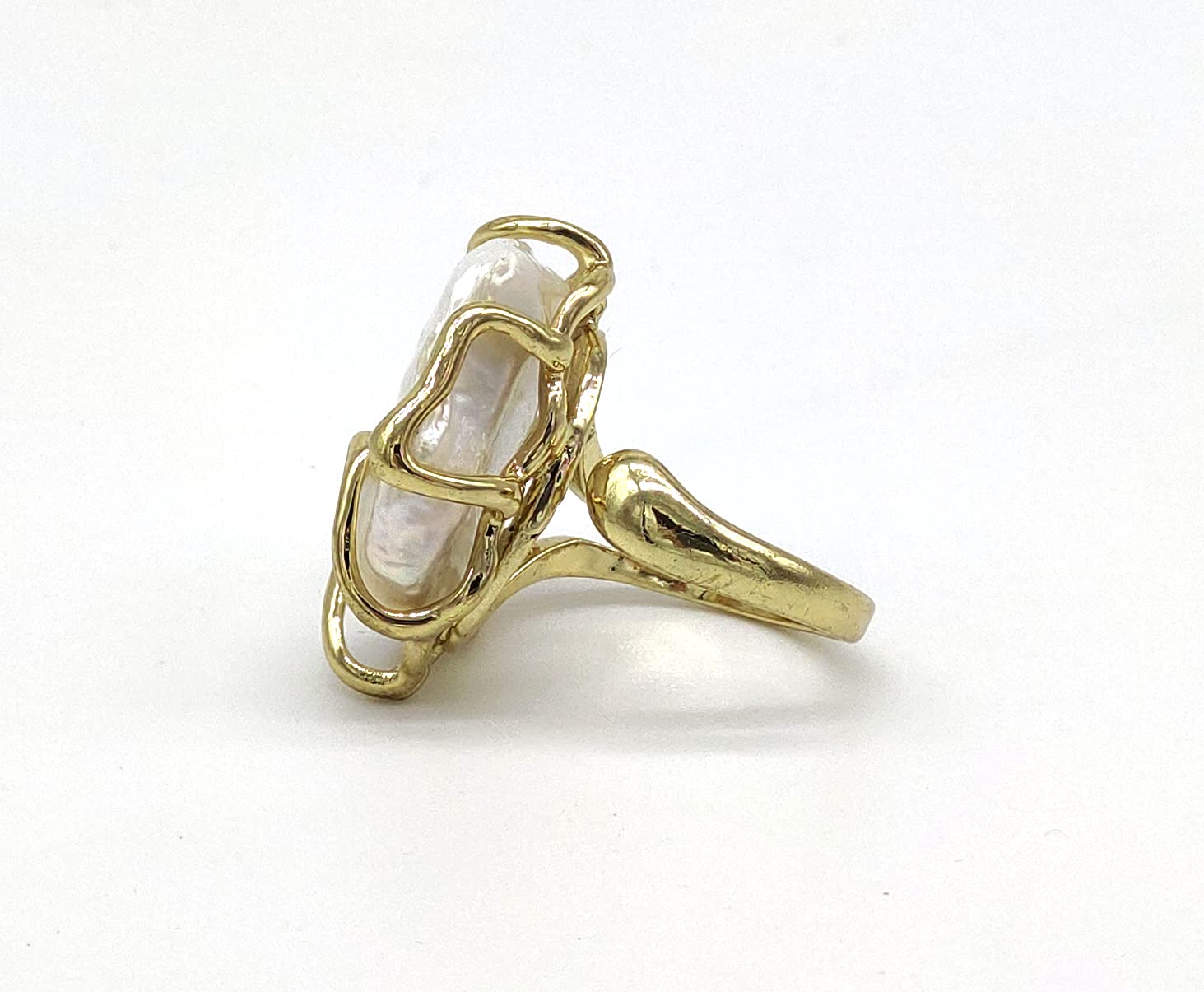 Anello regolabile con perla di fiume barocca, dorato, fatto a mano, pietre dure naturali - immagine 3