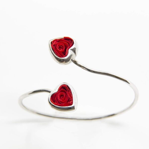 Bracciale rigido in argento con cuori e rose rosse stabilizzate - immagine 2