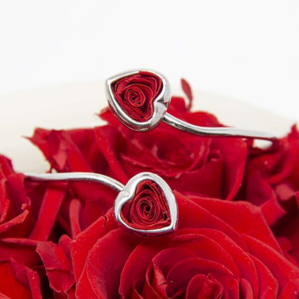 Bracciale rigido in argento con cuori e rose rosse stabilizzate - immagine 4
